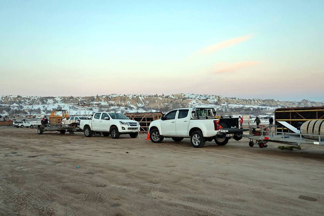 Beyaza bürünen Kapadokya büyüledi! Şehrin ışıkları geceyi aydınlattı 23